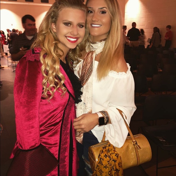 Meet your Posher, Tori - Picture 7 of 8